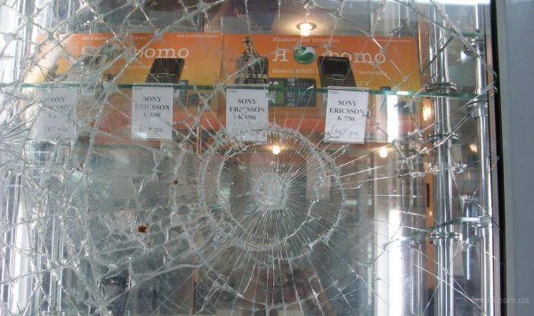 Нетрезвый покупатель разбил  витрину в магазине