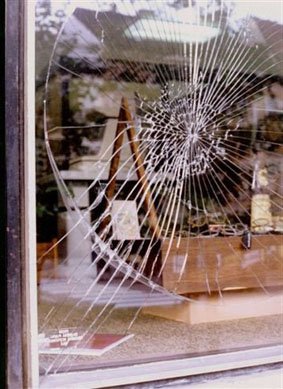 Разбитая витрина в магазине