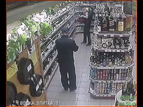 Пьяный клиент в магазине приставал к покупателям